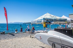 Una playa cerca, sillas reclinables de playa, toallas de playa