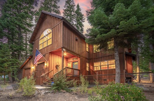 Charming Dog-Friendly Lake Tahoe Cabin – Hot Tub, Pool Table & Walk to Beach