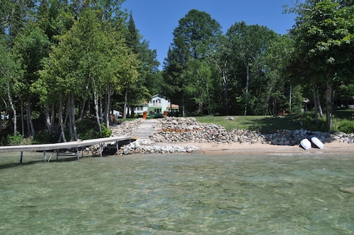 Sunsets,140' on Torch Lk,Lg Dock,Hot Tub,Tennis/Pickle Crt,Kayaks,Play/swing set