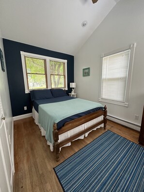 3 bedrooms, desk, iron/ironing board, free WiFi - Relaxing Ranch on the Mainland.  Minutes to Algonac State Park and the ferries. (Clay Township)