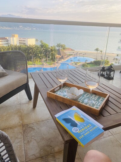 Breathtaking Sunsets, Beautiful Luxury Condo, Oceanfront in Shangrila 