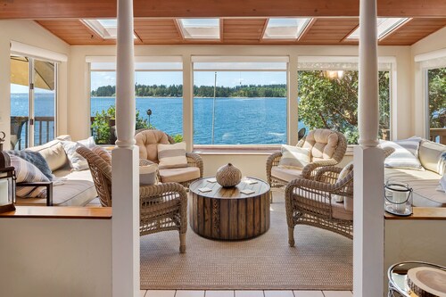 Anderson Island Luxury Beach Home. Kayak, HotTub, Paddle Board, Beachfront, View