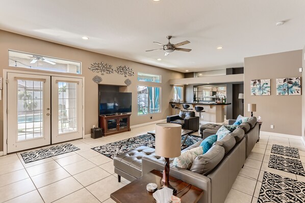 Smart-TV, videospill, DVD-spiller og bordtennis