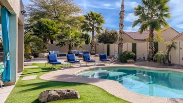 Alberca al aire libre y alberca climatizada