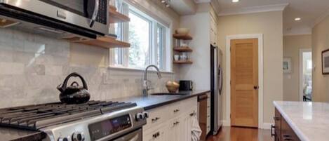 Een koelkast, een microgolfoven, een oven, een kookplaat