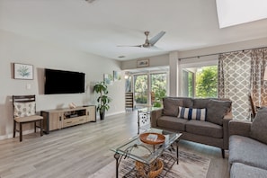 Televisio, DVD-soitin, kirjoja