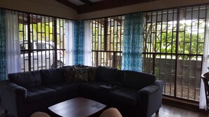 TV, books - Walking distance to beautiful Playa Matapalo! (Matapalo)