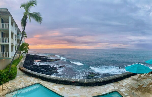 Outdoor pool - Right-On-Ocean! Boutique-Quiet-Renovated-Central AC-Pool-FreeParking-Elevator (Kailua-Kona)