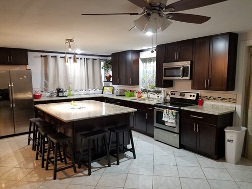 4 Bedrooms 3000 sqf Pool Home - Jetted Tub & Rain Shower in Master Bathroom 