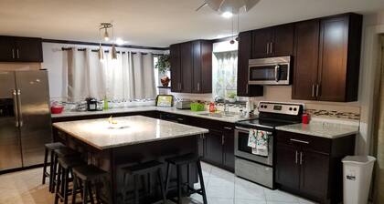 4 Bedrooms 3000 sqf Pool Home - Jetted Tub & Rain Shower in Master Bathroom