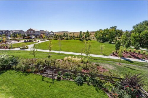 Charming 6-BR Home with Open Space & Park, Ideal for Gatherings