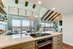 Jääkaappi, mikroaaltouuni, uuni, liesi