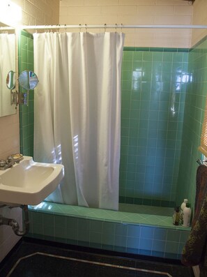 Haartrockner, Handtücher, Seife, Toilettenpapier