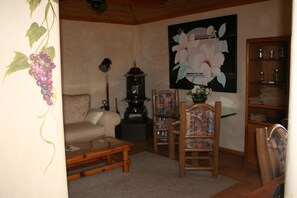 Téléviseur, foyer, lecteur de DVD, livres