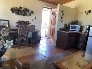 TV, fireplace, DVD player, books - JACK SPARROW - Custom Casita Desert Hideaway with beautiful views (Casa Grande)