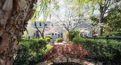 Charming garden row home, easy 4 block walk to the heart of Annapolis.