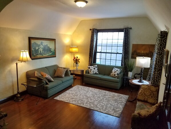 Smart TV, fireplace