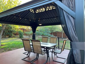 Outdoor dining - House Pistachio — Modern 3-BR In-Town Retreat (Fredericksburg)