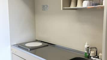 Chambre Standard, 2 lits une place | Coin cuisine privé | Réfrigérateur, micro-ondes dans l'espace commun, plaque de cuisson