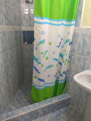 Chambre Double Classique, plusieurs lits, non-fumeur | Salle de bain