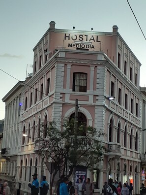 A building with a sign reading "HOSTAL MEDIODIA" at the top. - Hostal Mediodía (Quito)