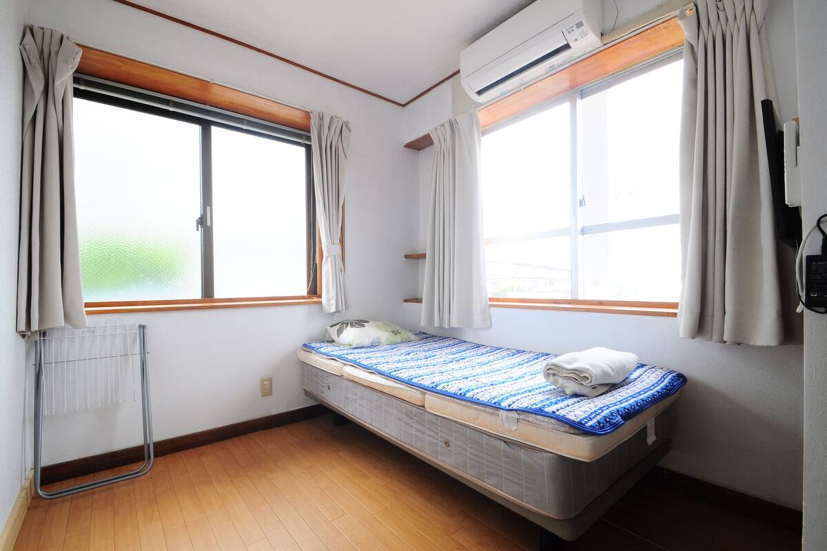 Einzelzimmer, Nur Männer (207 or 208, 2nd floor) | Bügeleisen/Bügelbrett, kostenloses WLAN