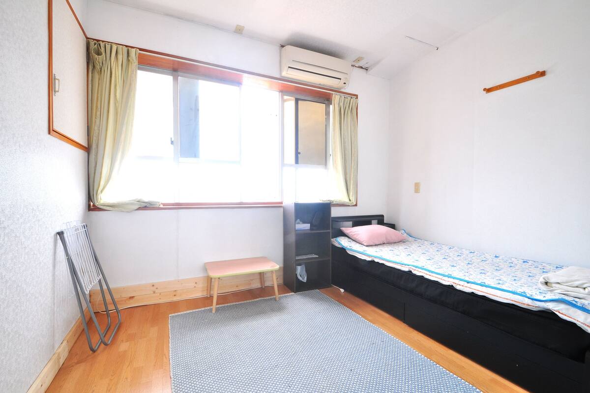 Zweibettzimmer, Nur Männer (Western, 205, 2nd FL, Extra bed for 2) | Bügeleisen/Bügelbrett, kostenloses WLAN
