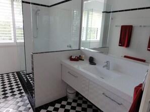 Exclusive Cottage, 3 Bedrooms, 2 Bathrooms, Garden View (The Convent) | Bathroom | Free toiletries, hair dryer, towels