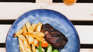 Food and drink - The Australian Hotel Motel Yass (Yass)