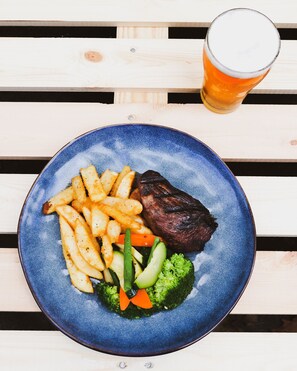 Food and drink - The Australian Hotel Motel Yass (Yass)