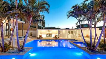 2 outdoor pools, free cabanas, sun loungers
