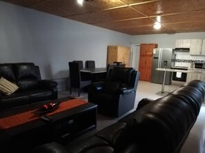 Family dining - Tuvawa Luxury Suites (Walvis Bay)