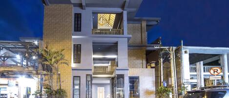 Fassade der Unterkunft – Abend/Nacht