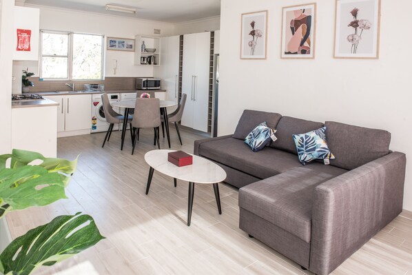 Appartement, 2 chambres, au bord de la plage | Aire de séjour | Téléviseur connecté, Netflix
