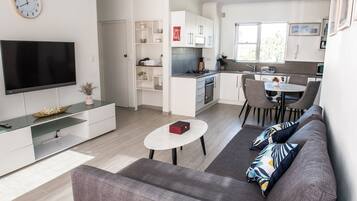 Departamento, 2 habitaciones, junto a la playa | Área de sala de estar | Smart TV y Netflix