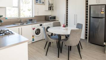 Lejlighed - 2 soveværelser - ved stranden | Privat køkken | Køleskab/fryser i fuld størrelse, mikrobølgeovn, ovn, kogeplade