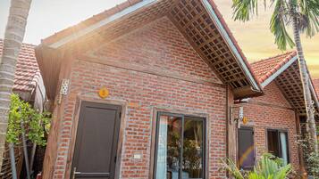 Deluxe Triple Room | Minibar, desk, blackout drapes, soundproofing