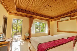 Family Quadruple Room | Minibar, desk, blackout drapes, soundproofing