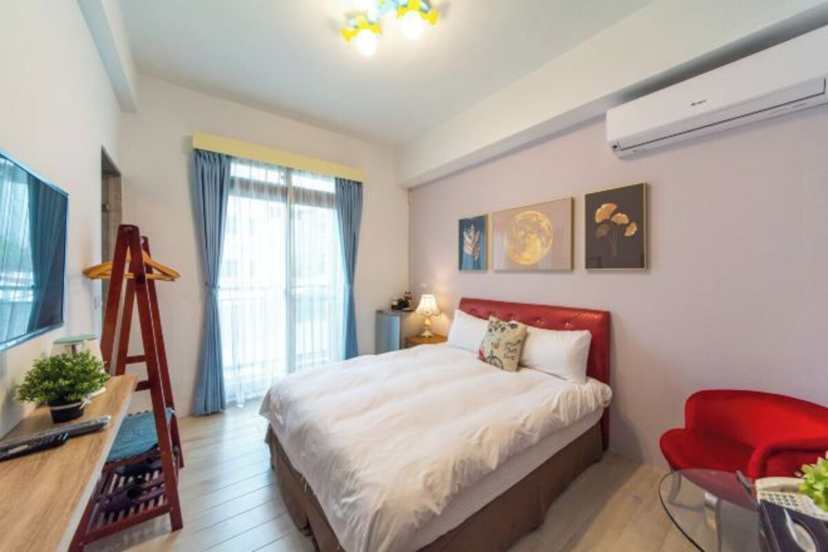 Blackout curtains, free WiFi, bed sheets