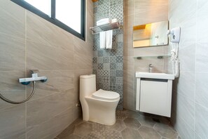 Standard-dobbeltværelse | Badeværelse | Bruser, brusehoved med spredningseffekt, gratis toiletartikler