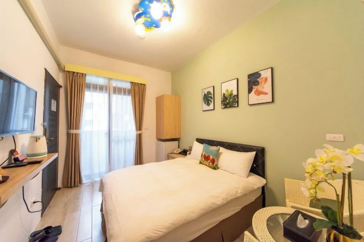 Blackout drapes, WiFi (free), bed sheets