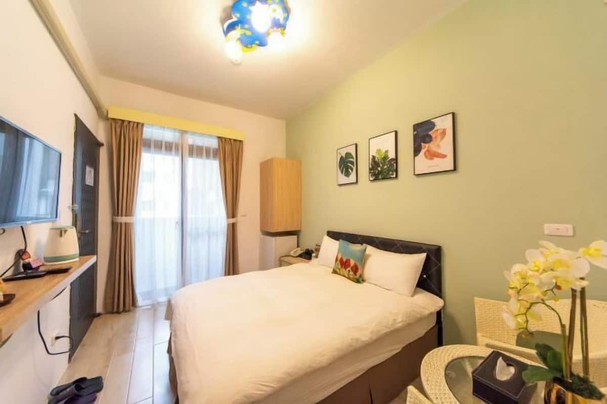 Blackout drapes, WiFi (free), bed sheets