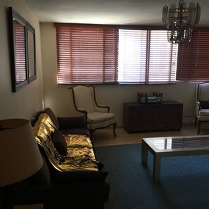 经典公寓式客房, 多张床, 无烟房 | 起居区 | 智能电视、Netflix