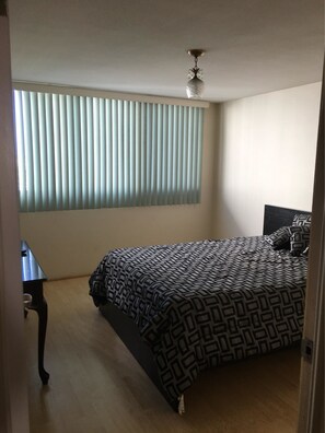 经典公寓式客房, 多张床, 无烟房 | 2 多间卧室、办公桌、熨斗/熨衣板、免费 WiFi