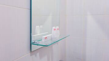 Chambre Double Standard | Salle de bain | Douche, serviettes fournies