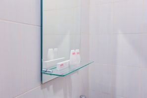 Kamar Double Standar | Kamar mandi | Shower dan handuk