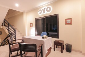 Reception - Capital O 133 Griya Ciaji (Jakarta)