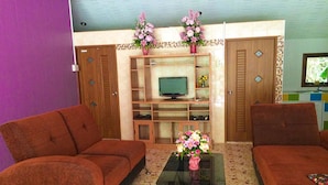 Grand House (Tuktan 1) | Living room | 32-inch flat-screen TV with cable channels, TV - Ton Tawan resort (Ko Kood)