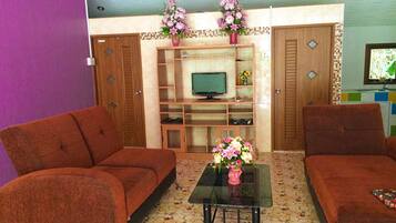 Grand House (Tuktan 1) | Living room | 32-inch flat-screen TV with cable channels, TV