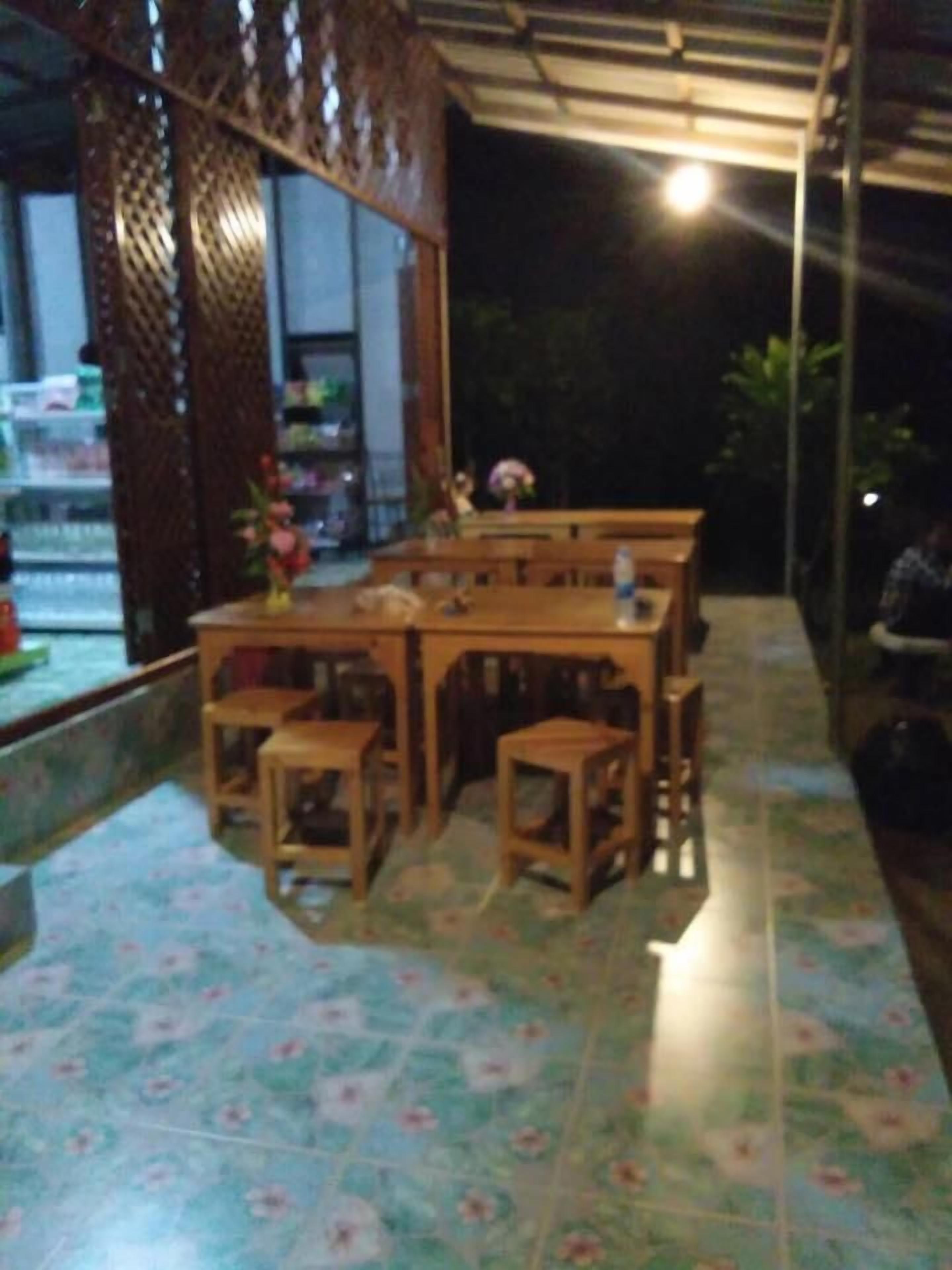 Tempat makan luar